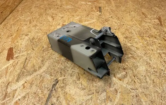 Volvo S90, V90 Fender mounting bracket 32348981