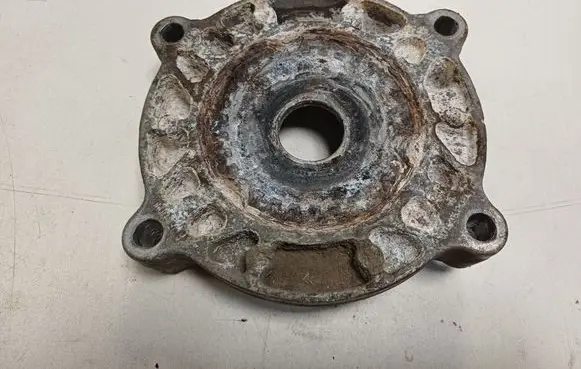 Volkswagen Touareg I Coil spring mount 