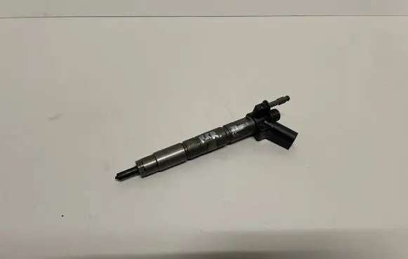BMW 5 E60 E61 Fuel injector 7797877 060 0445116001