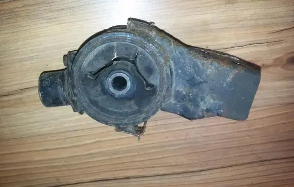 Mitsubishi Colt Engine mount bracket mr244836