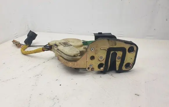 KIA Sorento Coupe door lock (next to the handle) 041022 Y02