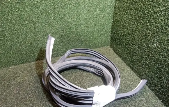 Opel Vivaro Sliding door rubber seal 