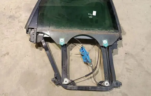 Volkswagen Touareg I Rear door window/glass frame 