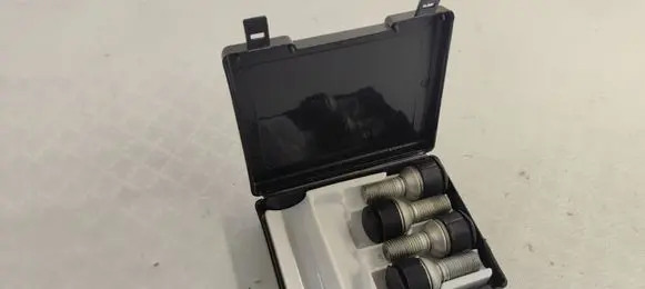 Audi Q7 4M Anti-theft wheel nuts and lock 4K0071455