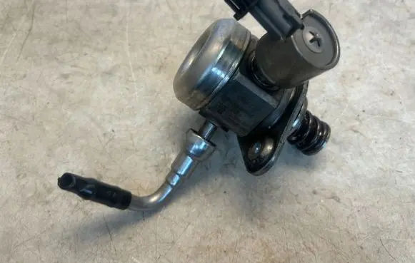 Ford Focus Fuel injection high pressure pump CM5G9D376GA 0261520095