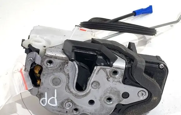 Opel Zafira C Front door lock 3023880