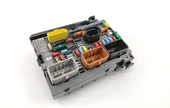 Peugeot 308 Fuse module 9664706380
