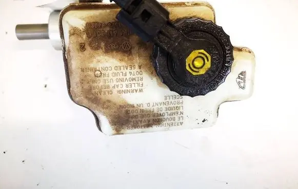 Brake fluid reservoir