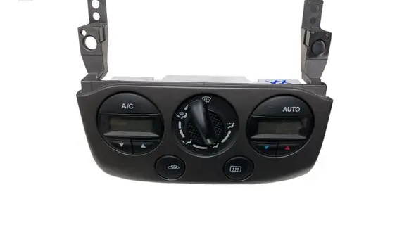 Nissan Primera Climate control unit 275109F600
