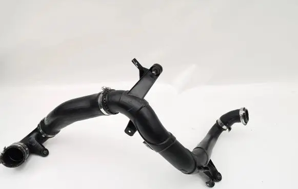 Volkswagen PASSAT B8 Engine coolant pipe/hose