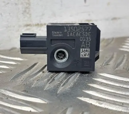 Opel Astra J Airbag deployment crash/impact sensor 13502577 1AE8E5DE 0135