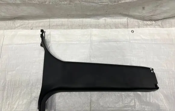 Land Rover Discovery 5 (B) pillar trim (bottom)