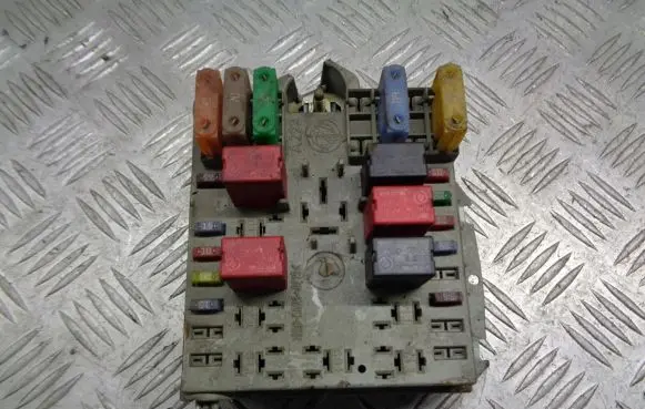 Fiat Punto (188) Fuse box cover 46835589