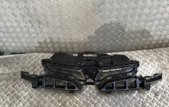 Renault Megane III Front bumper upper radiator grill