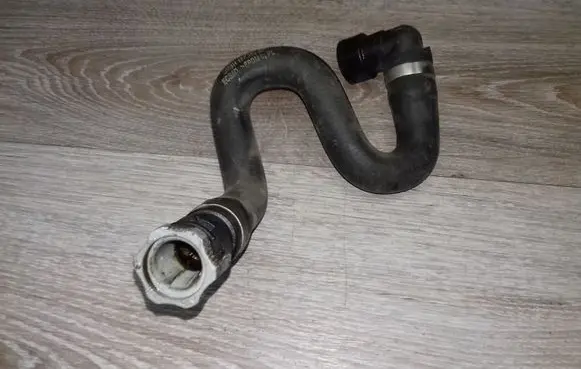 Coolant pipe/hose