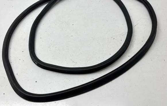 Porsche Macan (95B) Trunk rubber seal (body) 95B827705B