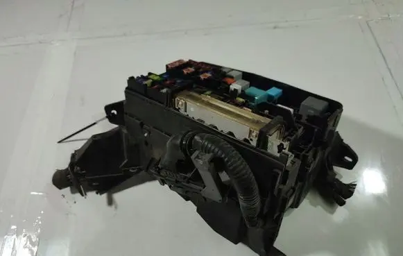 Toyota Avensis T270 Fuse box set 821110511
