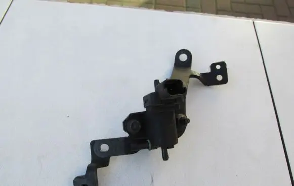 Ford C-MAX II Vacuum valve 