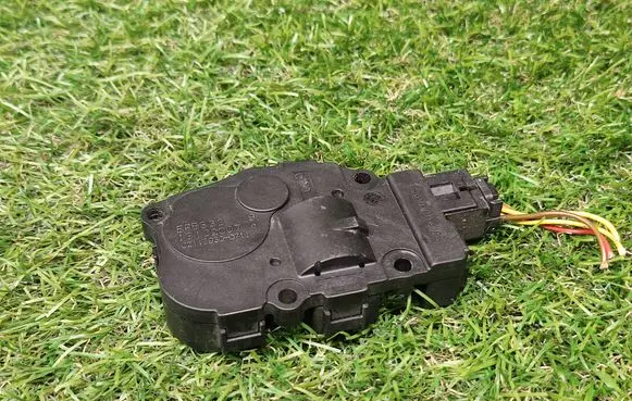 BMW 1 E82 E88 Air flap motor/actuator CZ1139300711