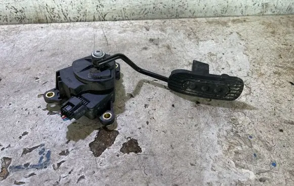Accelerator throttle pedal