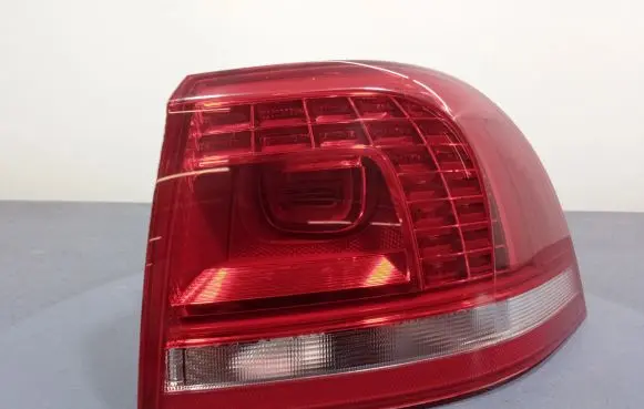 Volkswagen Touareg II Rear/tail lights 7P6945208