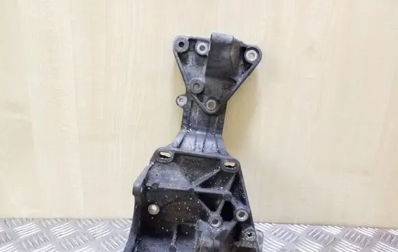 Volvo XC70 Generator/alternator bracket 30731516