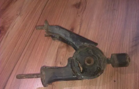 Toyota Avensis T220 Engine mount bracket
