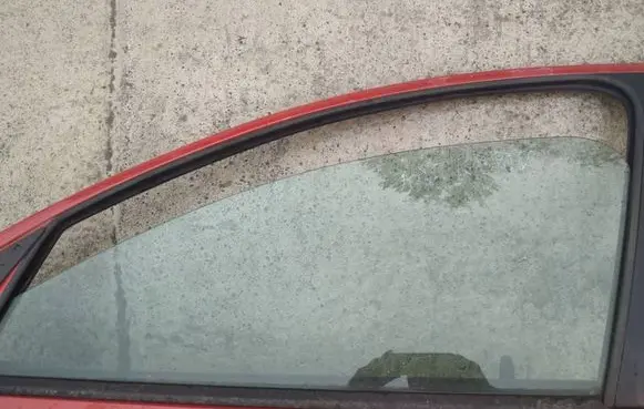 Peugeot 206 Front door window glass four-door as2