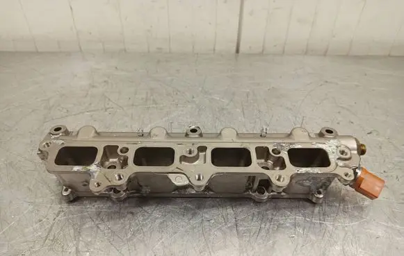 Volkswagen Golf VII Fuel main line pipe listwawtryskowa