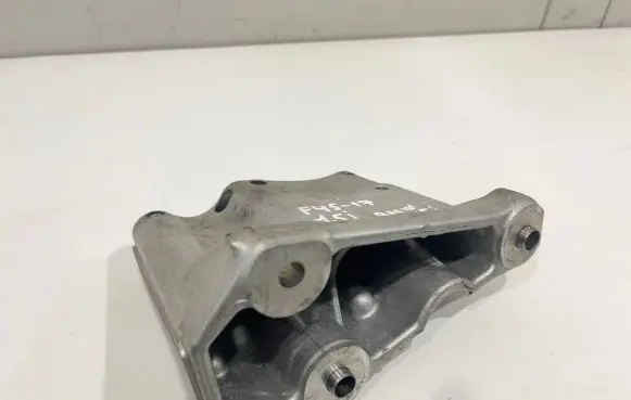 BMW 2 F46 Engine mounting bracket 8603620