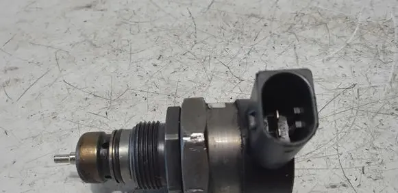 BMW 1 E82 E88 Fuel pressure regulator 0281002870 14236535