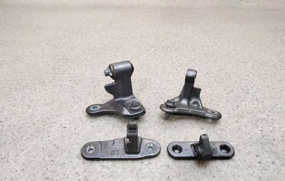 Mercedes-Benz B W246 W242 Front door lower hinge A046572
