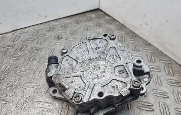 Volkswagen Scirocco Vacuum pump 03L145100F