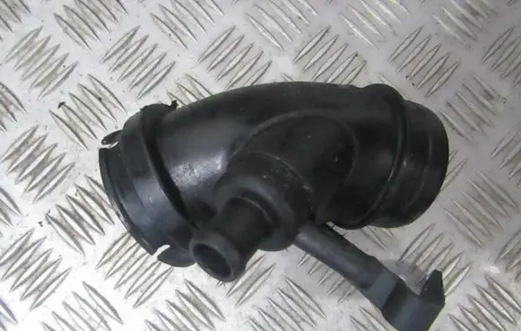 Audi A4 S4 B5 8D Air intake hose/pipe 058133356d