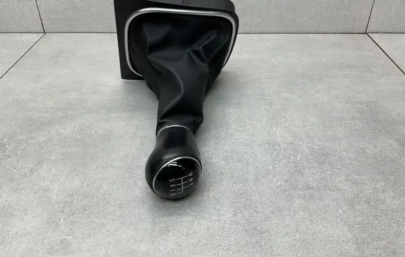 Volkswagen Scirocco Gear lever shifter trim leather/knob 5K0711113R