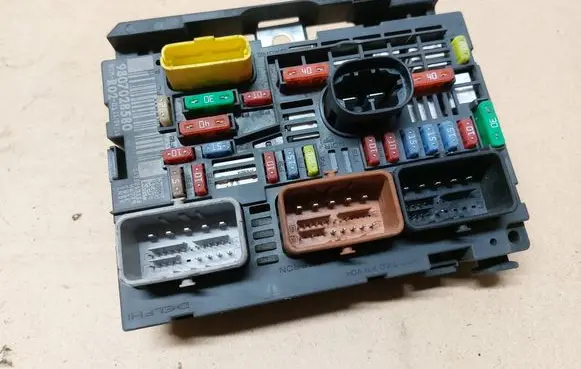 Citroen C5 Fuse module 9807028580