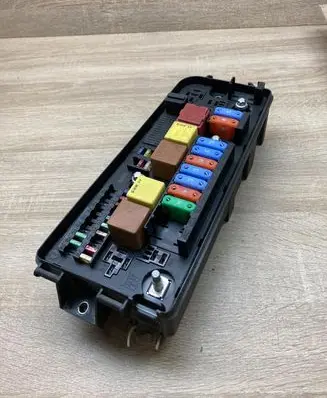 Opel Vectra C Fuse module 13170899