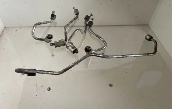Toyota Corolla Verso AR10 Fuel injector supply line/pipe 