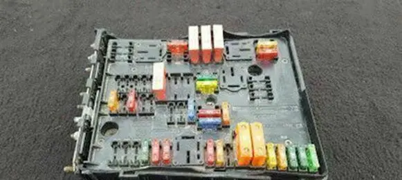 Volkswagen Touran I Fuse module 1K0937804B
