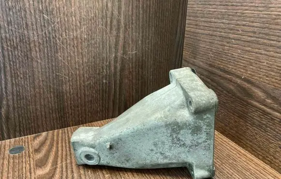 Mercedes-Benz Vito Viano W638 Engine mounting bracket 6112230304