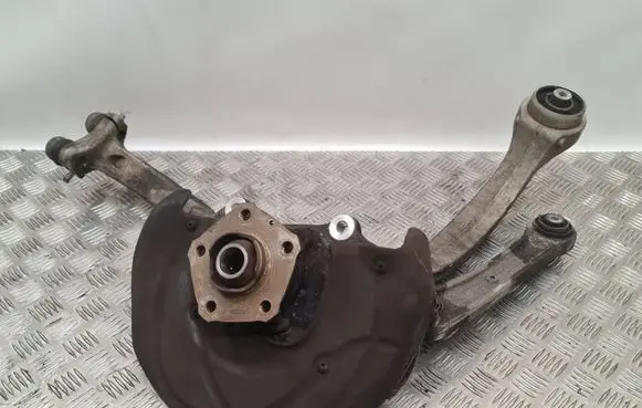 Audi Q7 4M Front wheel hub spindle knuckle