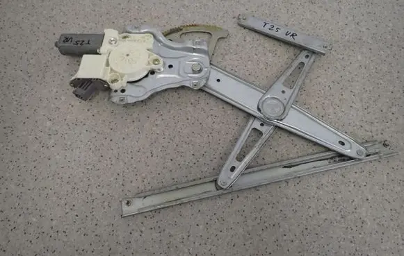 Toyota Avensis T250 Front door window regulator with motor 