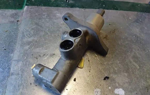 Volkswagen Touareg I Master brake cylinder 03339005512