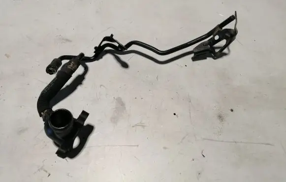 Volkswagen PASSAT B8 Engine coolant pipe/hose 04L121131AA