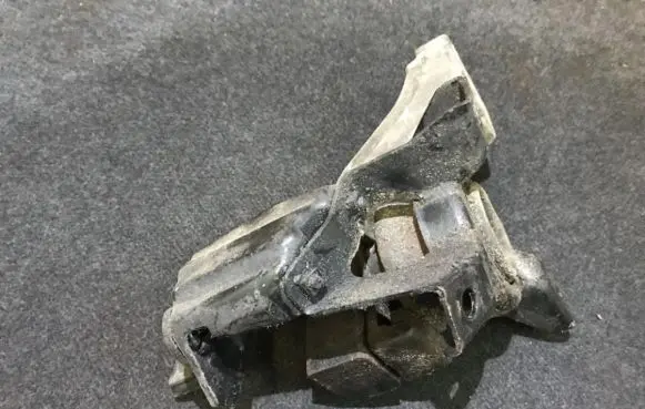 Hyundai Santa Fe Engine mount bracket