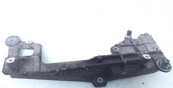 Volkswagen Touran I Engine mounting bracket 03G131159