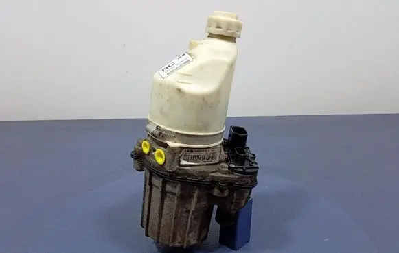 Opel Zafira B Power steering pump 13192897