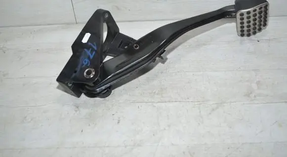 Mercedes-Benz A W176 Brake pedal A2462900019