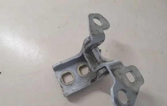 Renault Clio III Front door upper hinge