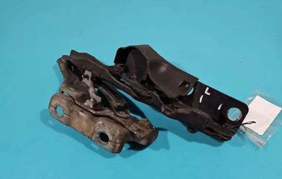 Engine bonnet/hood hinges